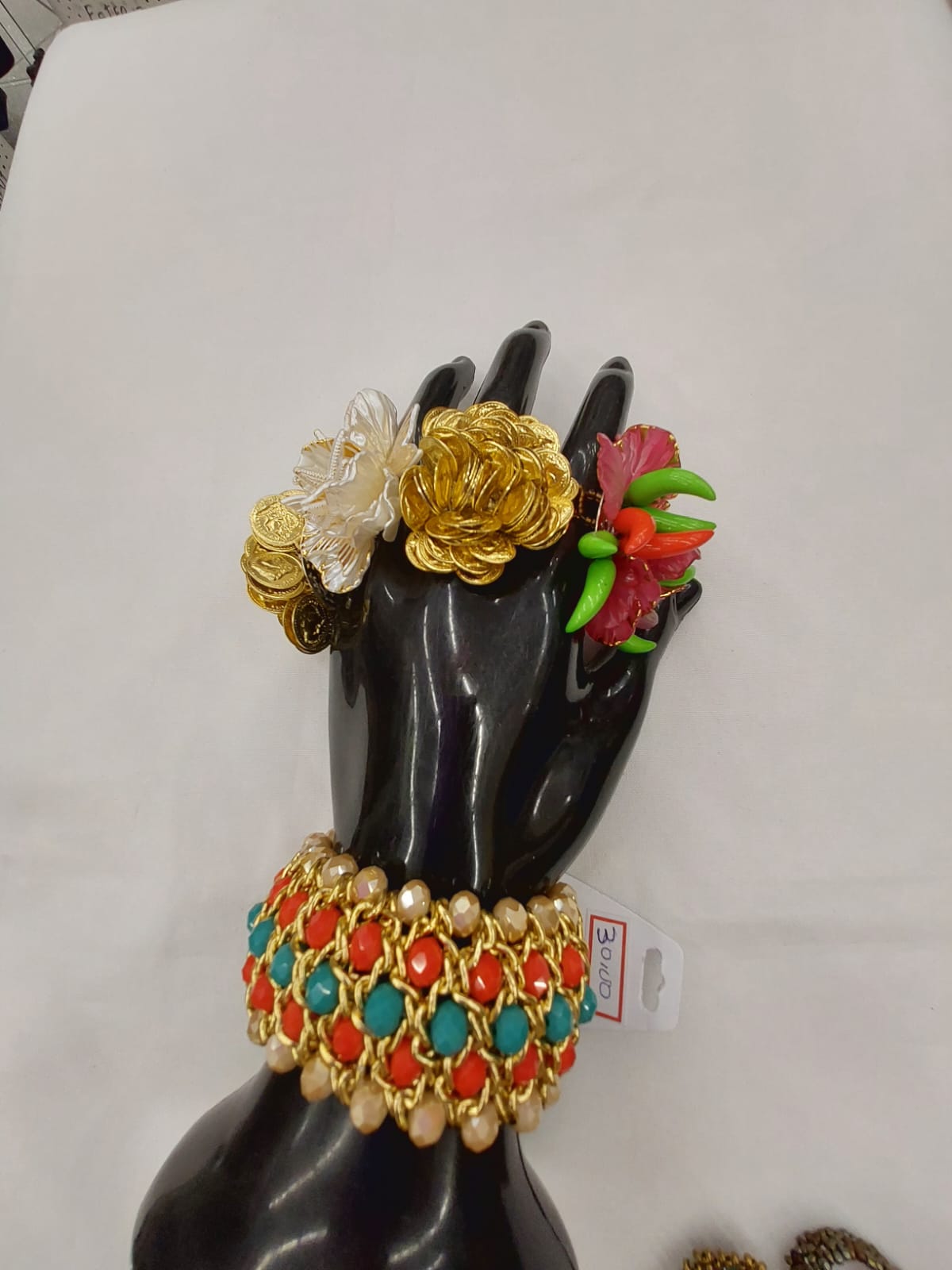 Pulseiras e anéis artesanais coloridos